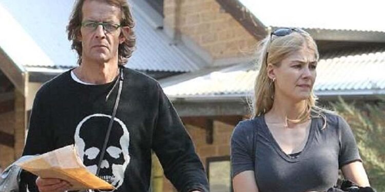 Robie Uniacke Privatleben & Karriere: Der Mann hinter Rosamund Pike