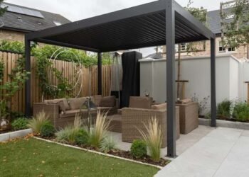 Unikate für jedes Grundstück: Wie eine Pergola nach Mass auch schwierige Räume löst