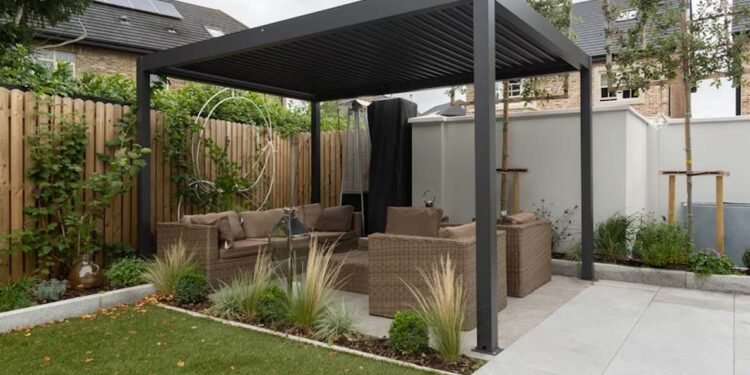 Unikate für jedes Grundstück: Wie eine Pergola nach Mass auch schwierige Räume löst